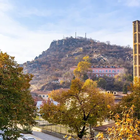 Two Bedroom Karavelov With Private Parking Medical