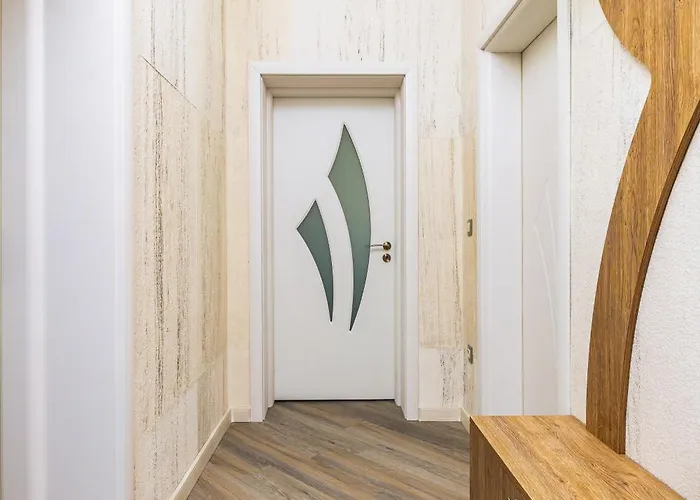 Two Bedroom Karavelov With Private Parking Medical *