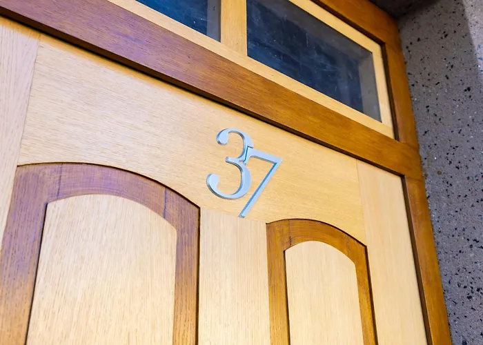 Two Bedroom Karavelov With Private Parking Medical