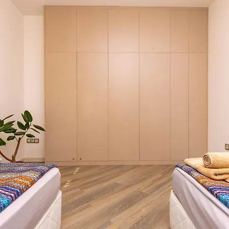 Two Bedroom Karavelov With Private Parking Medical *