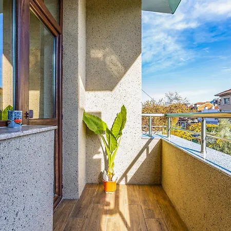 Two Bedroom Karavelov With Private Parking Medical *