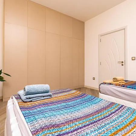 Two Bedroom Karavelov With Private Parking Medical *