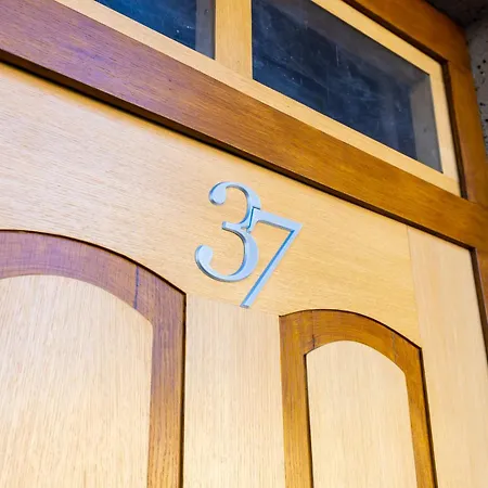 Two Bedroom Karavelov With Private Parking Medical