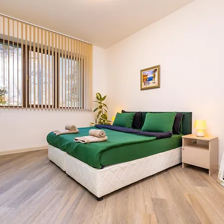 Two Bedroom Karavelov With Private Parking Medical *