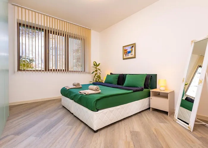 Two Bedroom Karavelov With Private Parking Medical *